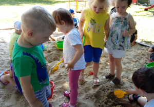 Dzieci bawią sie w piaskownicy